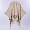 Mantella poncho beige da donna con motivi geometrici bohémien e lunghe frange - Jacquard Beige