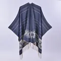Poncho in maglia blu navy stile etnico con motivi geometrici e orlo con nappe da donna - Blu Notte Jacquard