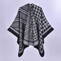 Damen Strickponcho mit Retro-Hahnentrittmuster und geometrischen Streifen in Schwarz-Grau - Schwarz und Grau Farbblock