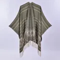 Dettaglio di uno scialle in maglia verde scuro con motivi geometrici e frange - Jacquard Verde