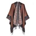 Damen Strickponcho in Dunkelbraun mit Ethno-Blumenmuster und langen Fransen - 130x150cm / Kaffeebraun