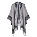 Poncho en maille gris et noir avec motifs floraux ethniques et bordures à franges - Poisson Tropical De La Frontière Riz Noir / 135*155 cm