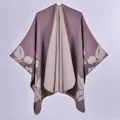 Mantella poncho reversibile stile cashmere con grandi motivi floreali in grigio-viola e beige - Double Face Bordo Tinta Unita Floreale Grande (Viola Chiaro)