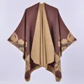Poncho in maglia spessa stile cashmere da donna con spacco e motivi floreali jacquard - Double Face Bordo Tinta Unita Floreale Grande (Caffè)