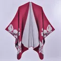 Poncho in finto cashmere rosso e grigio alla moda con eleganti grandi motivi floreali - Double Face Bordo Tinta Unita Floreale Grande (Rosso)