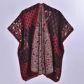 Poncho tricoté épais pour femme avec motif léopard rouge et détails géométriques - Bleu Marine Rouge Léopard Pois
