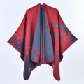 Dettaglio dello scialle in maglia rosso e grigio con texture artistica jacquard a nebulosa - Cielo Stellato Sottomarino Rosso