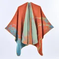 Poncho da donna in maglia effetto cashmere con motivo jacquard astratto arancione e blu - Cielo Stellato Sottomarino Arancione