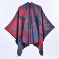 Poncho vintage femme rouge et bleu avec motifs ethniques en tricot épais - Bleu Marine Rouge (Tête de Mort Mandala)