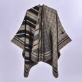 Vintage Damen-Strickponcho mit Hahnentrittmuster, doppelseitigem Jacquard und Streifen - Schwarz und Kamel Farbblock
