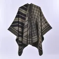 Damen Strickponcho aus dickem Kaschmirimitat mit Hahnentrittmuster in Armeegrün - Schwarz und Grün Farbblock