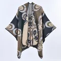 Cape de châle en tricot chaud et épais avec motifs de fleurs jacquard noir et or - Noir Camel