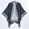 Châle poncho noir classique pour femme avec bordures à motifs de grecques - 130x150cm / Noir Vintage