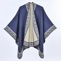 Poncho scialle in maglia double-face blu e beige con motivo a chiave greca - 130x150cm / Blu Marino Vintage