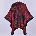 Châle poncho en imitation cachemire avec motif paisley rouge et noir fendu devant - 130x150cm / Noir Rouge Paisley