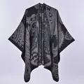 Châle poncho en tricot à motif cachemire en gris et noir avec tissu imitation cachemire - 130x150cm / Gris Noir Paisley