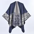 Poncho en tricot pour femme bleu foncé et gris avec motif jacquard géométrique chic - Bleu Marine Géométrique