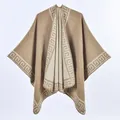 Scialle reversibile in finto cashmere cammello con bordo geometrico a greca beige - 130x150cm / Cachi Vintage