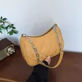Sac baguette matelassé jaune moutarde avec chaîne argentée et silhouette demi-lune - Khaki