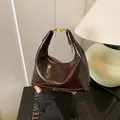 Bolso media luna de charol marrón oscuro con hebilla dorada y diseño retro - Marrón