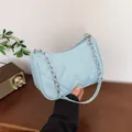 Sac croissant matelassé bleu clair avec chaîne argentée et motif à losanges - Bleu