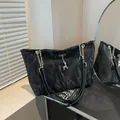 Borsa tote nera retrò con trama a pieghe e ciondolo a forma di cervo dorato - Nero