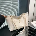 Borsa tote bianca marmorizzata con tracolla a catena dorata e ciondolo a cervo - Bianco