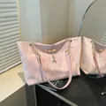 Borsa tote rosa pallido in similpelle testurizzata con catena dorata e ciondolo cervo - Rosa