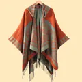 Gestricktes Kapuzen-Poncho-Cardigan mit Boho-Jacquardmuster und schwarzen Fransen - Orange Floral (2025151) / Kapuze Rand Kleine Blume Orange