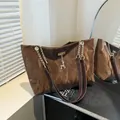 Borsa tote marrone pieghettata con tracolla a catena dorata e ciondolo a cervo - Marrone