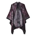 Poncho in maglia da donna con motivo jacquard ginkgo bordeaux e bordo nero - Villaggio d'Acqua Nero Rosso / 135x155cm