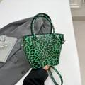 Sac à main chic à motif léopard vert avec fini brillant et poignée ronde - Vert