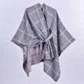 Dettaglio dello scialle in maglia a quadri rosa e grigi con fibbia della cintura - Quadri Grigio Rosa
