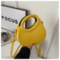 Dettaglio borsa a mezzaluna giallo con trama a costine e finiture in metallo dorato - Giallo