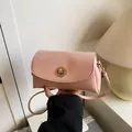 Borsa a tracolla rosa chiaro in pelle cerata con chiusura a rotazione dorata e cinturino - Rosa