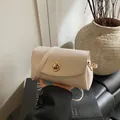 Elegante borsa a tracolla in pelle cerata bianco crema con chiusura girevole in metallo - Bianco Sporco