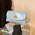 Borsa a tracolla in pelle cerata azzurra con elegante chiusura a girello dorata - Blu