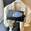 Borsa a tracolla nera in pelle cerata con elegante chiusura a girello in metallo oro - Nero