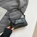 Elegante borsa baguette nera con fiocco dorato e sottili doppie tracolle sottili - Nero
