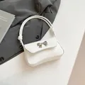 Borsa sottobraccio bianca minimalista con fiocco argento e manico a nodo elegante - Bianco
