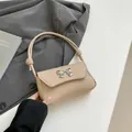 Borsa a tracolla minimalista in pelle beige con fiocco argento e dettagli annodati - Cachi