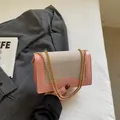 Sac à bandoulière contrasté rose et crème avec chaîne dorée pour le quotidien - Rose