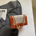 Sac à bandoulière chic en toile marron-orange et beige avec une bandoulière à chaîne dorée - Marron