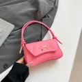 Elegante borsa baguette in pelle PU rosa con fiocco in metallo dorato e tracolla sottile - Rosa