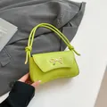 Mini borsa a spalla verde con fiocco in metallo dorato e tracolla a nodi - Verde