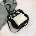 Bolso escolar blanco y negro con estrella azul y correa ajustable para hombro - Negro