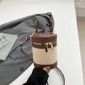 Zweifarbige Beuteltasche aus braunem Leder und beigem Canvas mit goldenem Reißverschluss - Kaffee