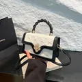 Sac à bandoulière chic pour femme en cuir texturé avec fermoir floral doré - Noir et Blanc