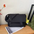 Bolso bandolera negro de nailon impermeable con etiqueta fashion y colgante de flor - Sin Colgante / Azul