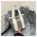 Minimalistische tote bag met zwart-witte diagonale strepen en een zilveren sluiting - Zwart Wit Diagonaal Geweven (Stijl 4)